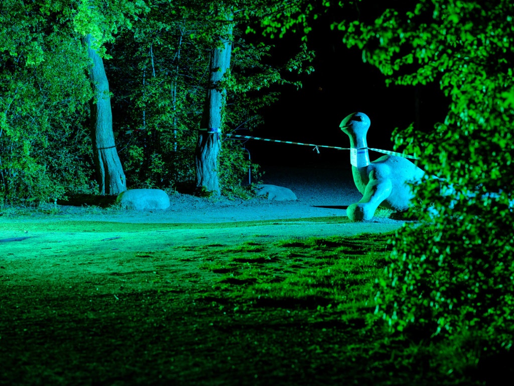 Corona. Alles gesperrt. Spielplätze in buntem Licht.